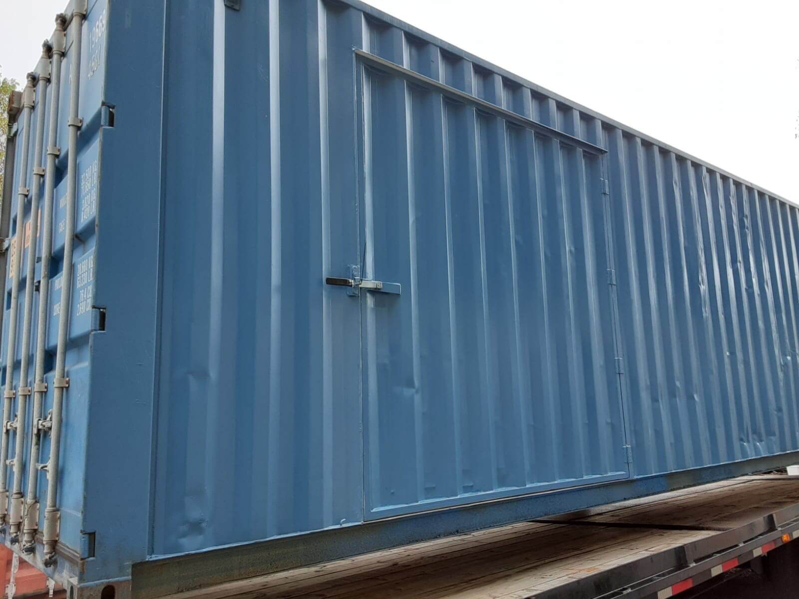 Blue container with a barn door