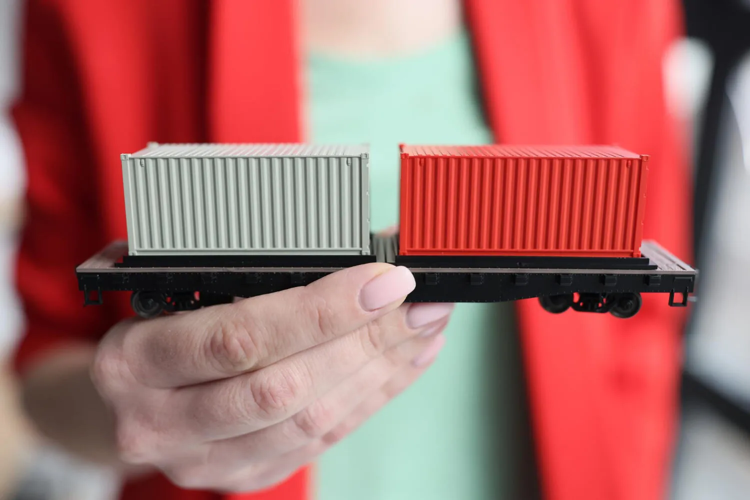 Choosing the right shipping container size with a model of two different containers.

